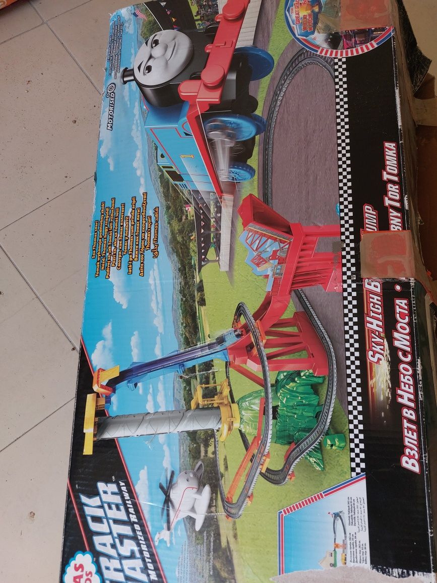 Conjunto comboio Thomas sky high jump