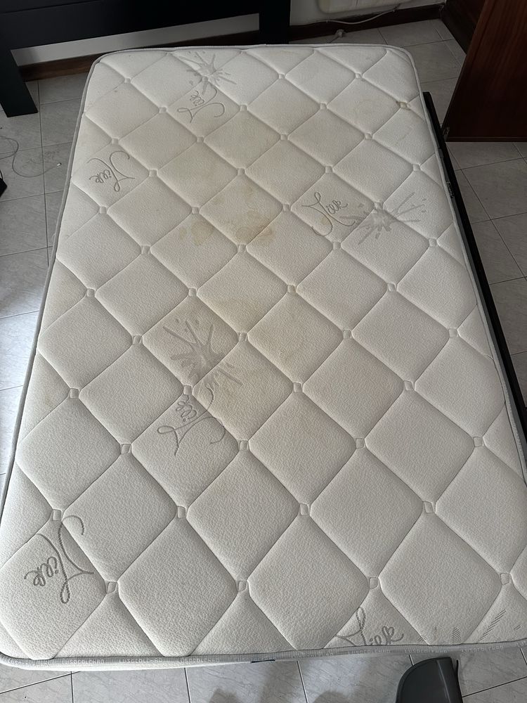 Cama com estrado (colchão extra)