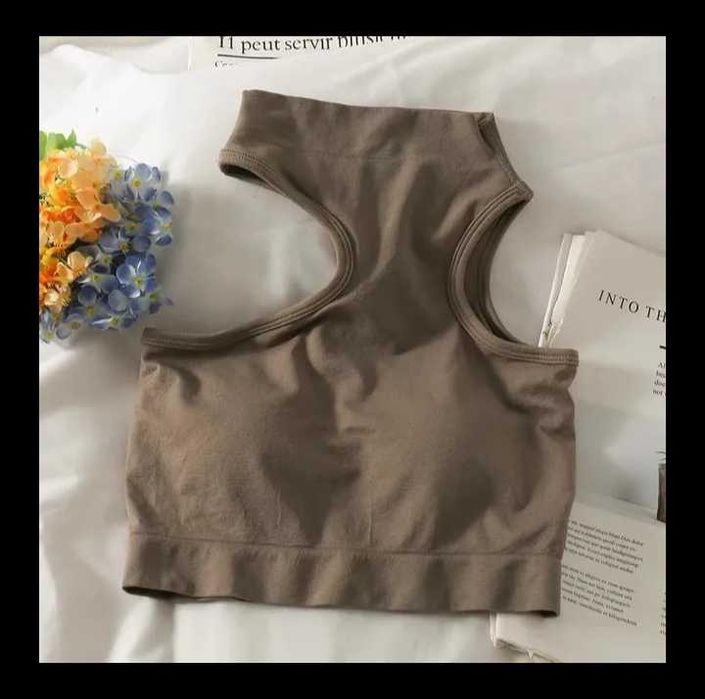 топ бежевий з вирізом