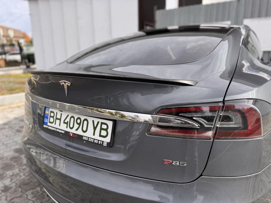 Tesla model S P85