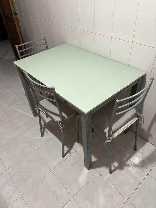 Mesa de Jantar com 3 cadeiras- Vidro fosco e estrutura metálica.