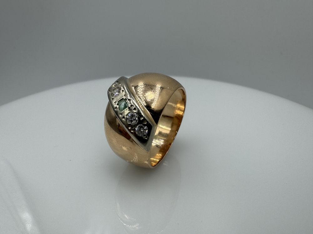 Золотое кольцо с бриллиантами и изумрудом 583