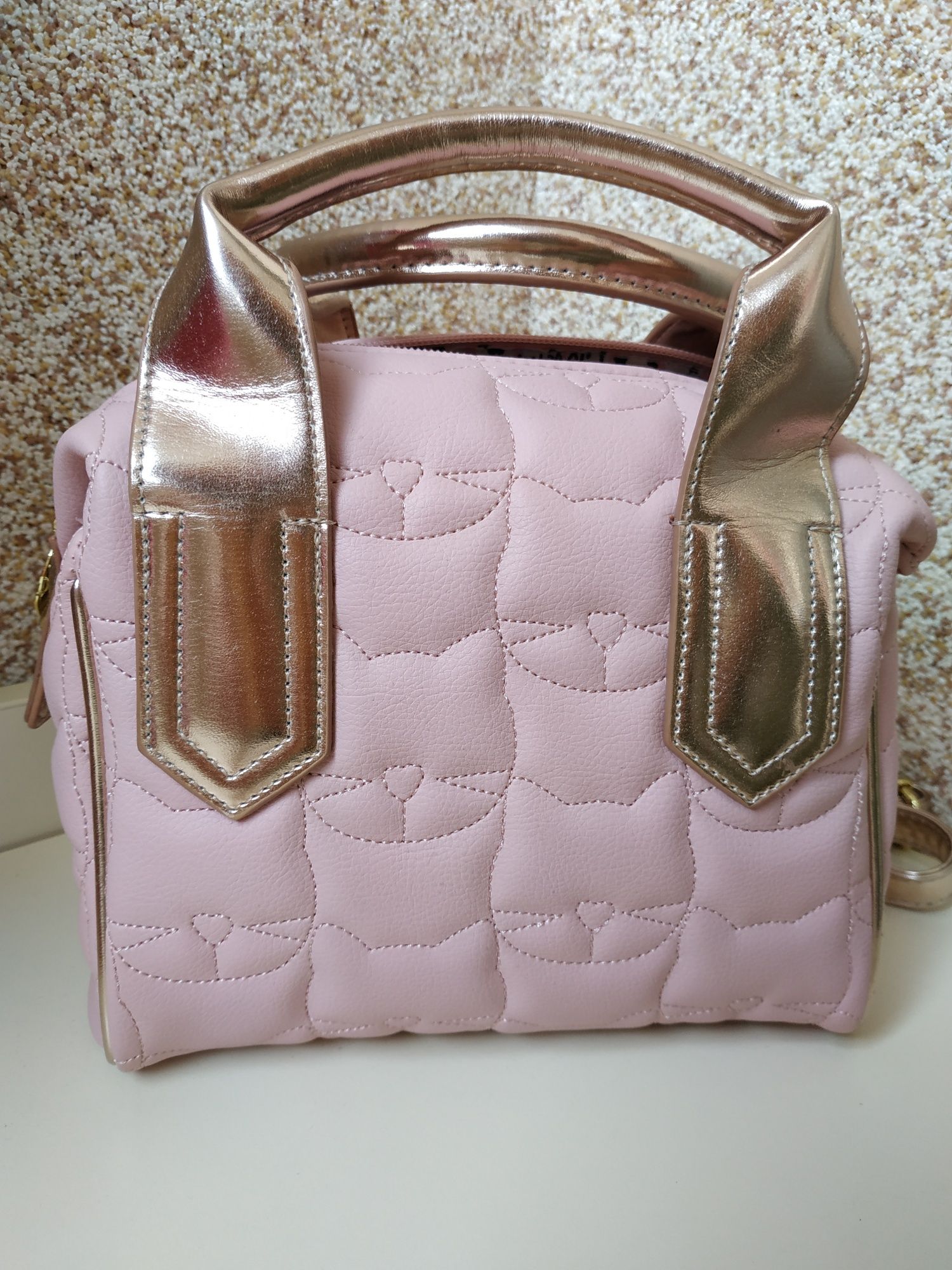 Новая сумочка Betsey Johnson розовая/розовое золото