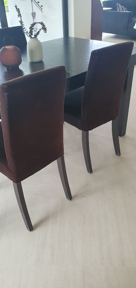 Cadeiras Area  pretas com estofo castanho pes em Vengue