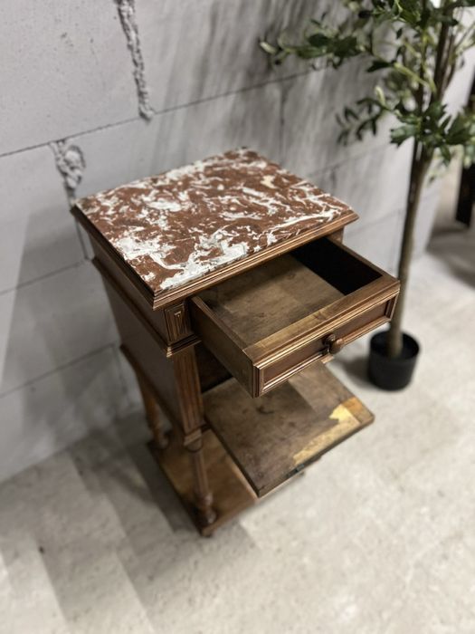 Деревʼяна тумбочка з природнім мармуром.