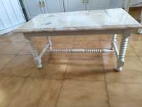 Mesa de centro com tampo em mármore