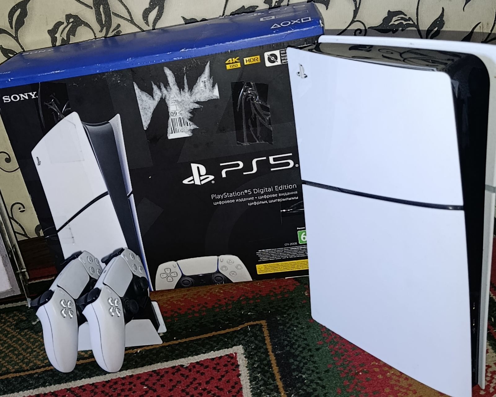 Playstation 5 slim в комплекте отдам 2 джойстика и зарядную станцию.