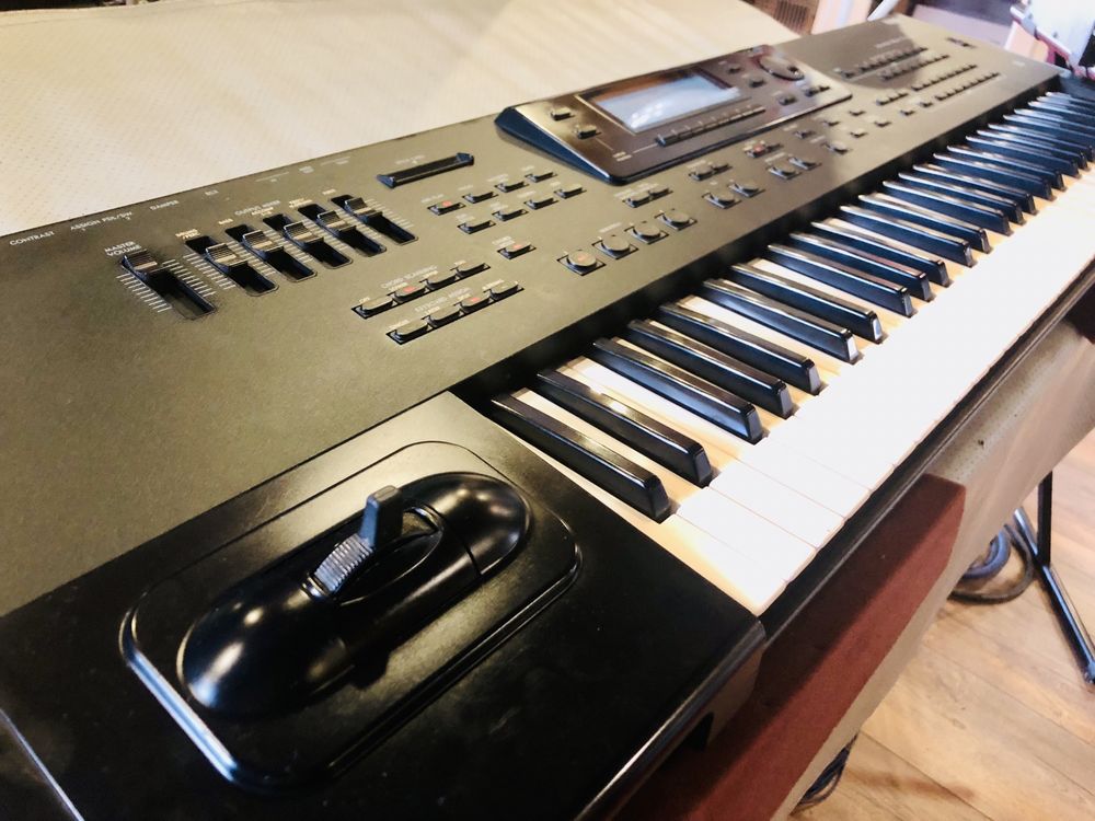 Korg i3 - Workstation - anos 90