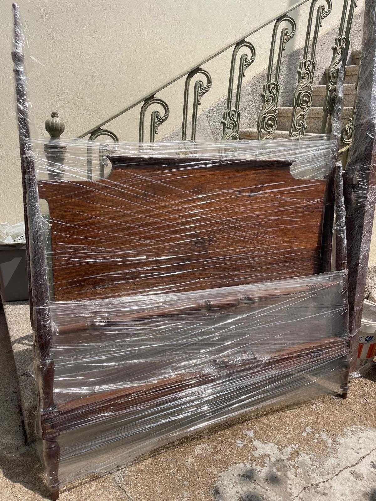 cama antiga de casal em madeira muito elegante