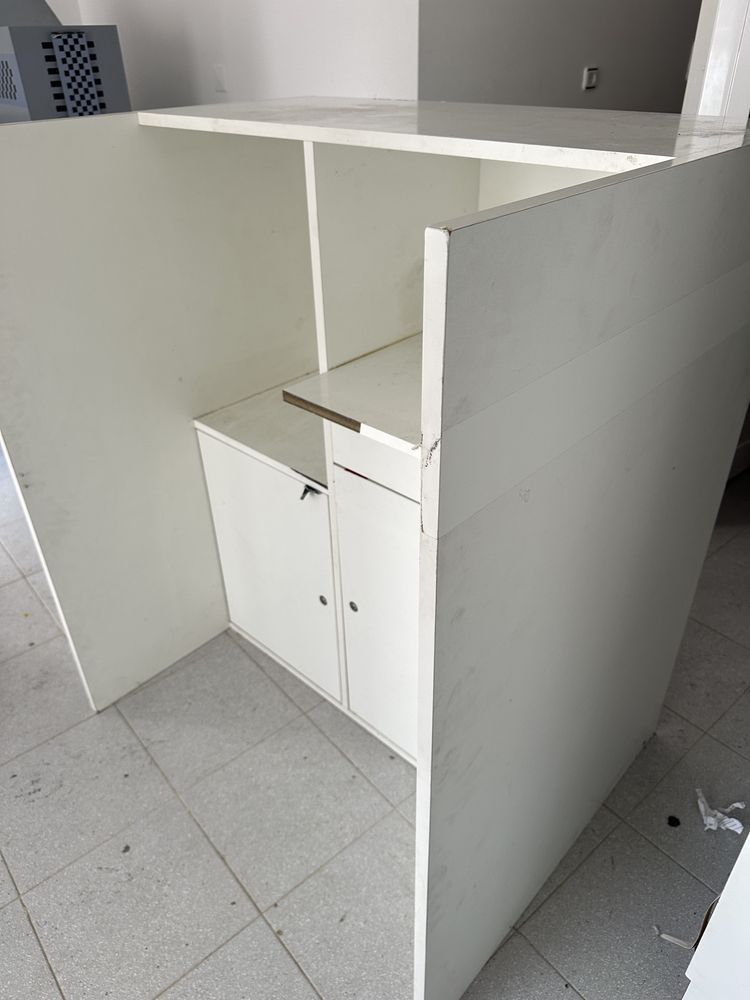 Móvel balcão com armários e gaveta