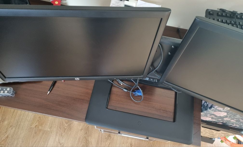 Monitory HP z podstawą