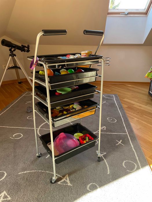 Wózek Młodego Przedsiębiorcy – Półka na Kółkach do zabawy dla dzieci