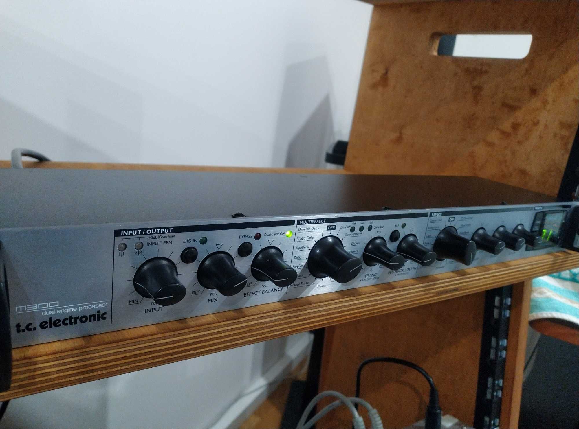 T.C. Electronic M300 studyjny 2-torowy procesor efektów w super stanie