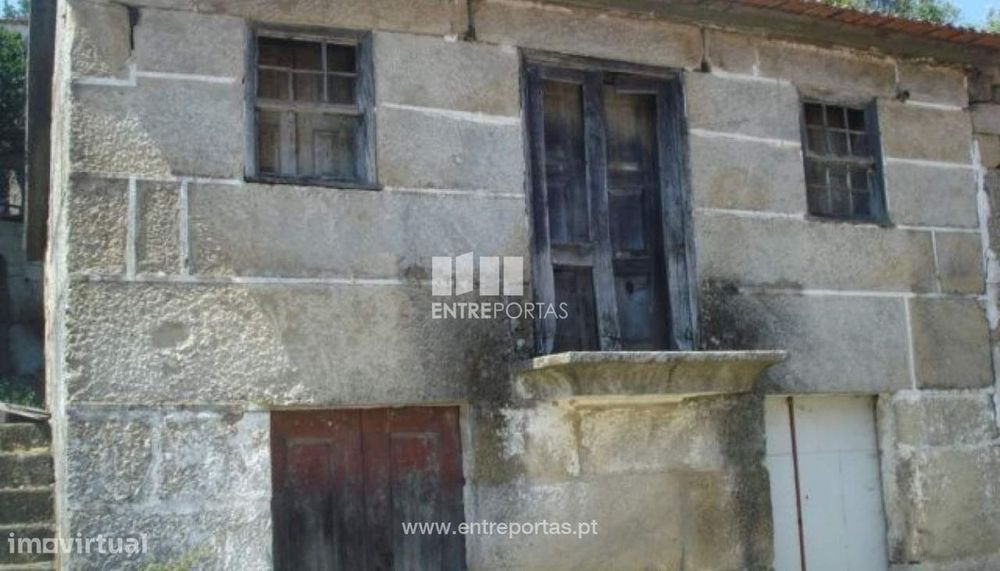 Venda Moradia para reconstruir, junto à estrada, Grilo, Baião