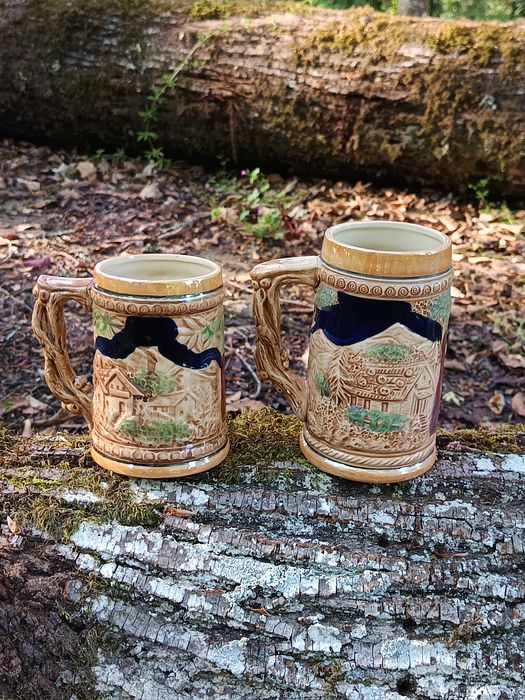 Conjunto de canecas com motivos folclóricos