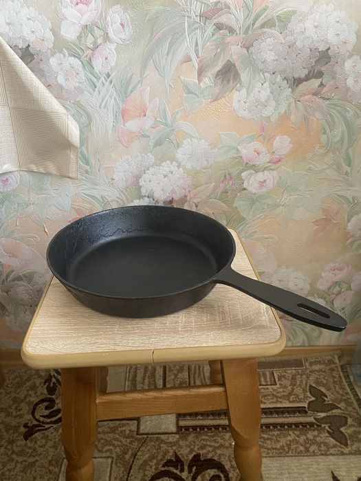 Продам  чугунную сковородку