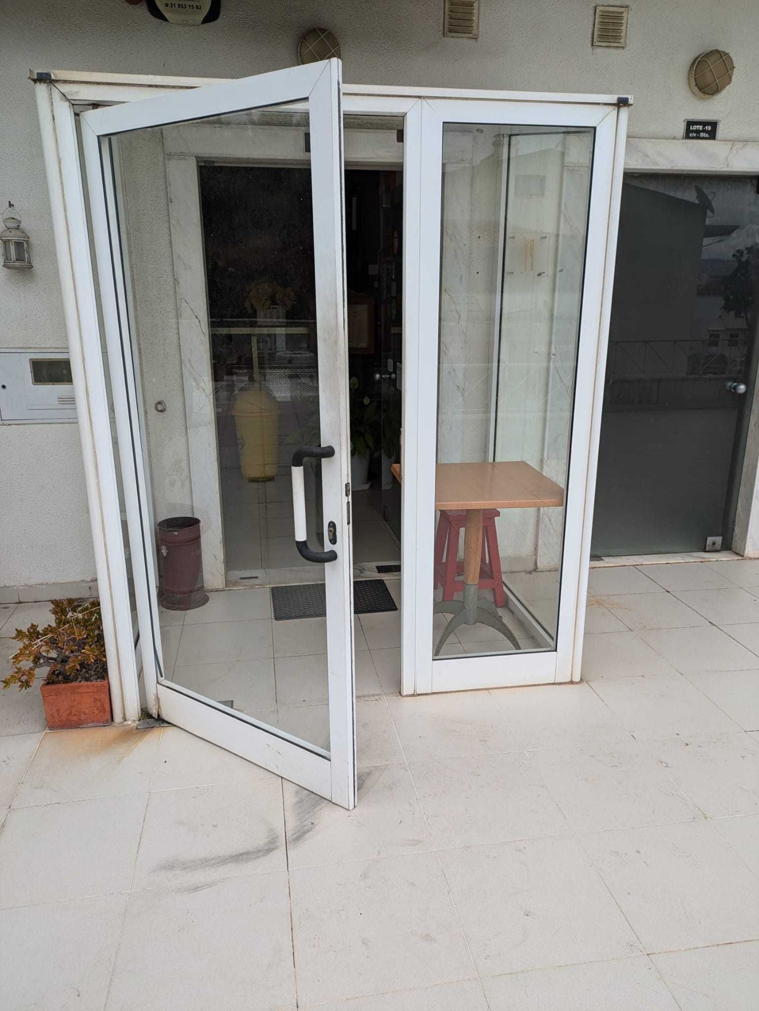 Vende-se 2 Lojas Comerciais em Vialonga –Garagem para até 6 Carros!