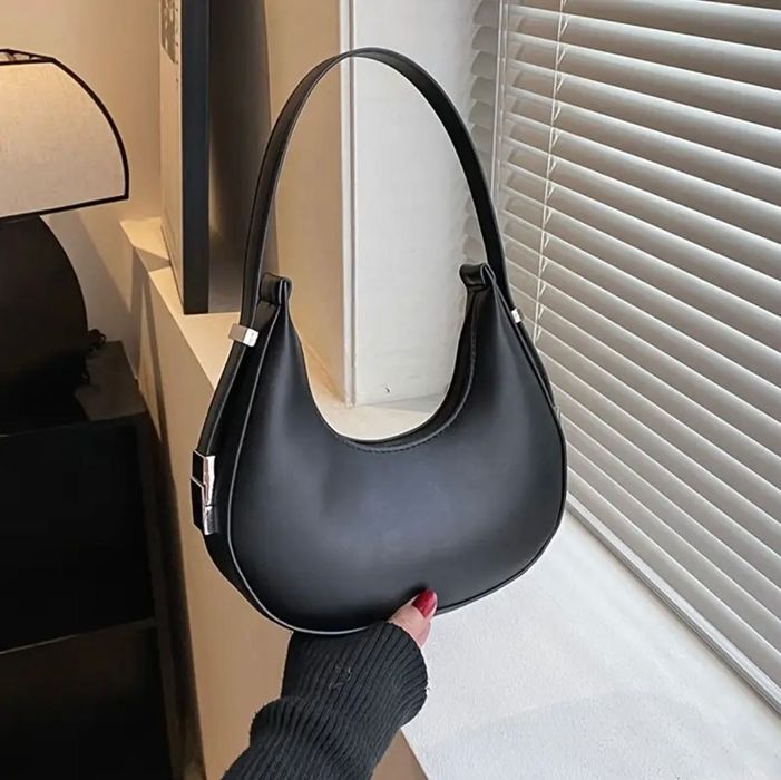 Чорна жіноча міні-сумка / форма півмісяць