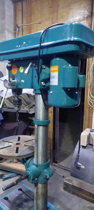 Свердлильний станок на 12 швидкостей.