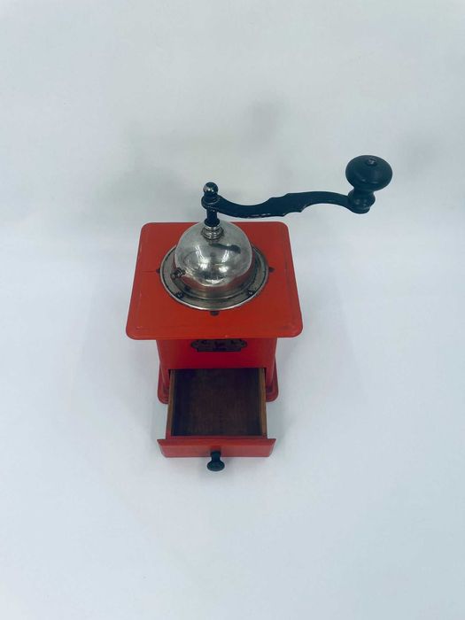 Zabytkowy młynek drewniany C.A.L