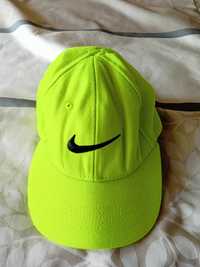#Nike czapka dżokejka neonowa