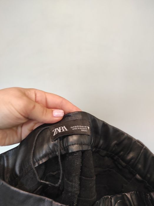 Spodnie z eko skóry Zara