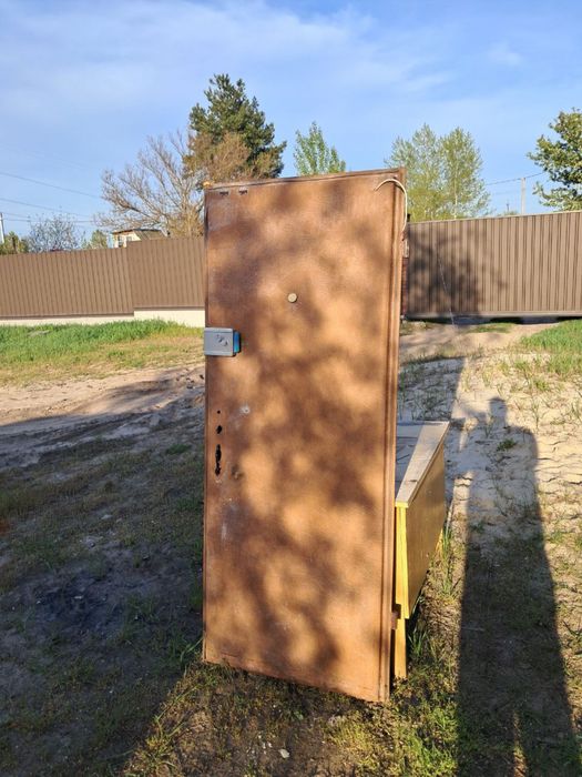 Продам двері вхідні металеві