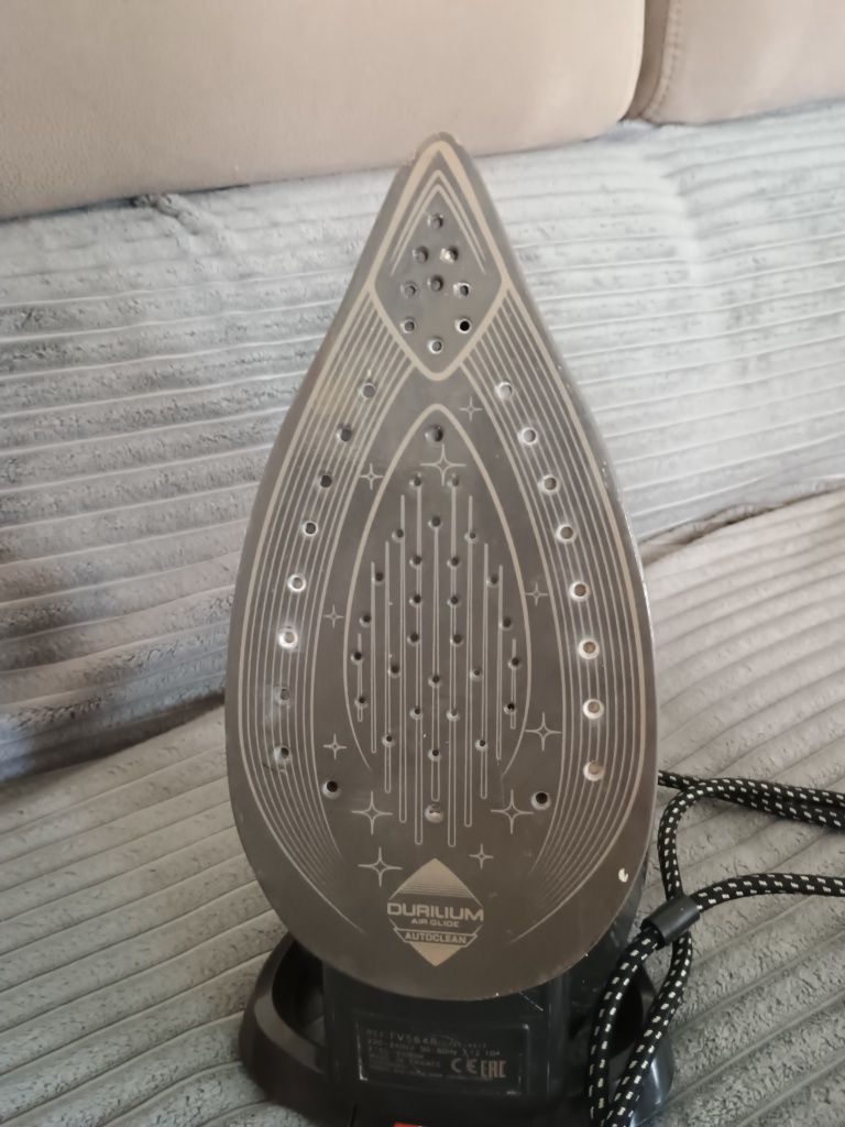 Żelazko Tefal ze spryskiwaczem i generatorem pary.