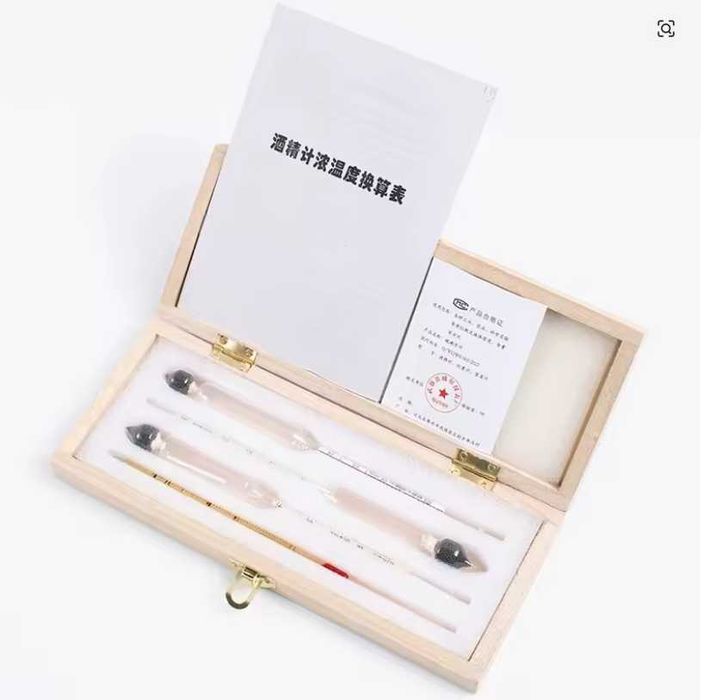 Набір ареометрів для спирту АСП-3 у дерев'яному футлярі з термометром.