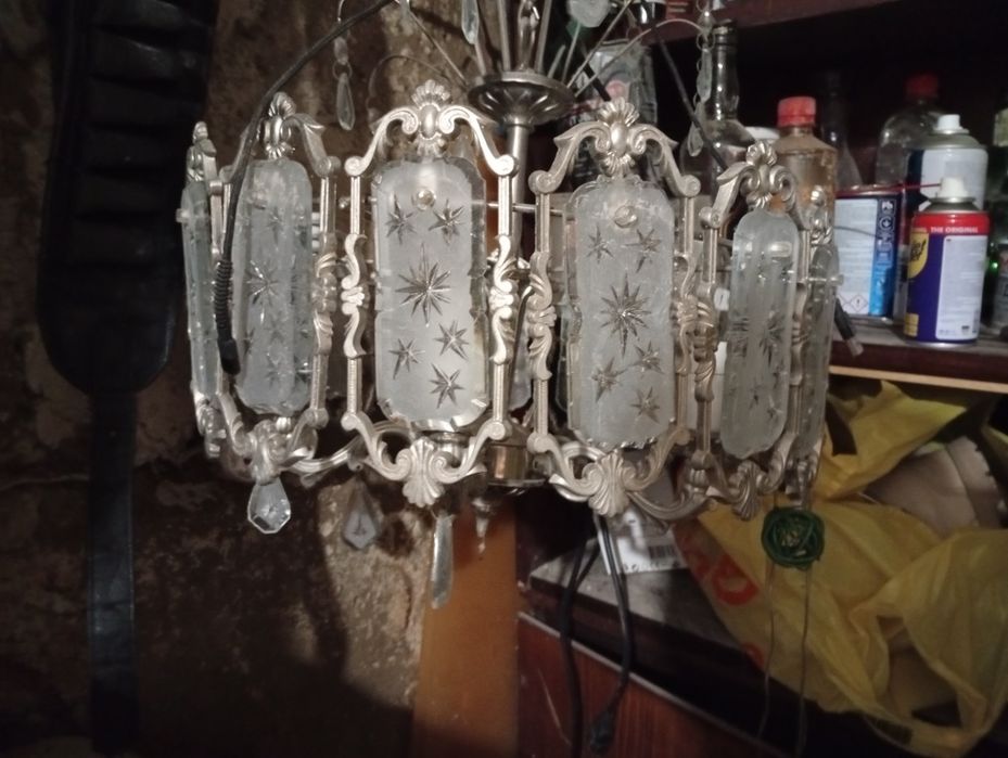 Продав люстра хрустальна
