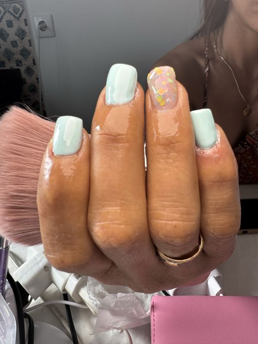 Precisa-se de modelo de unhas de gel