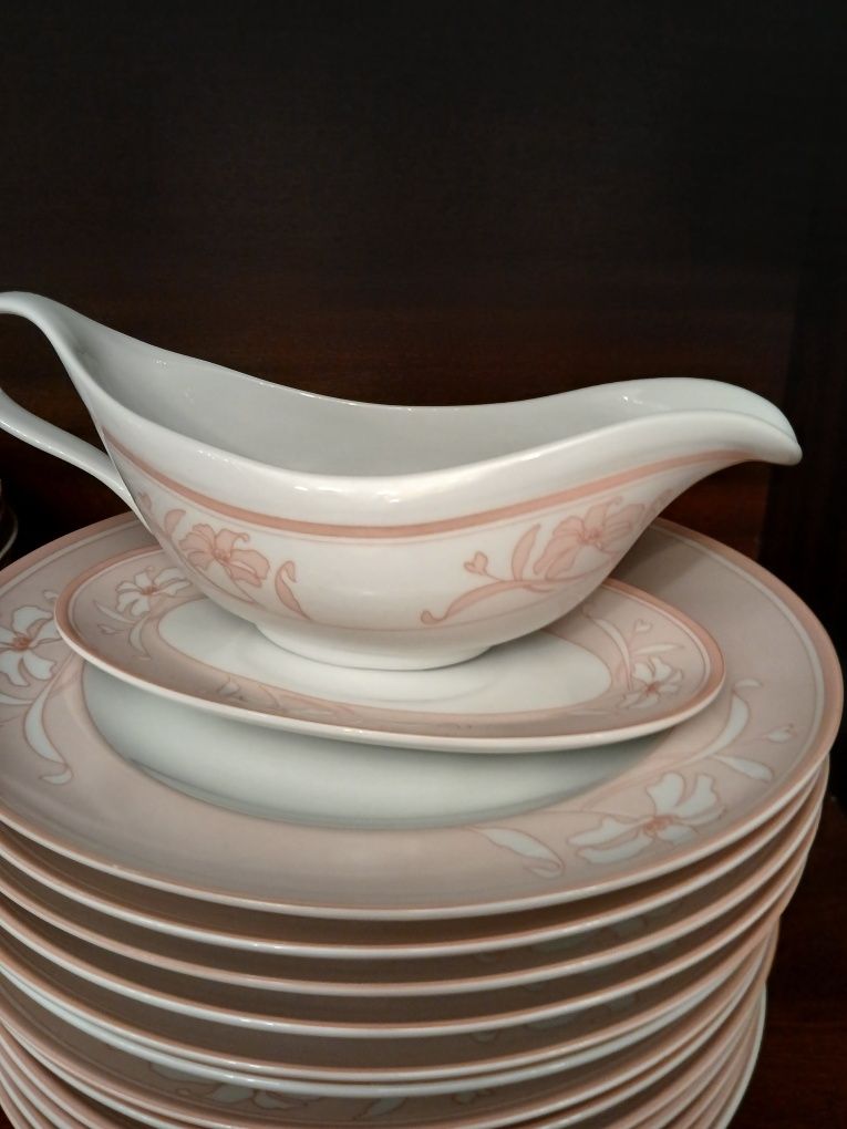 Serviço de jantar em porcelana .