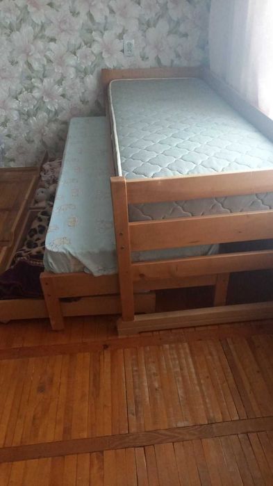 Дерев"яне двухярусне ліжко з матрасами