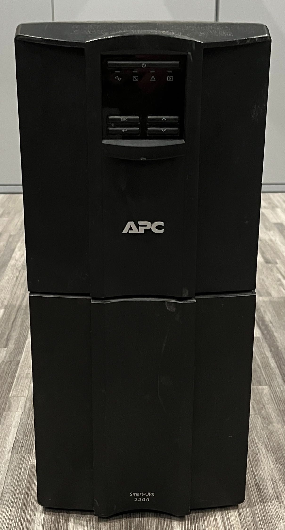 UPS APC Smart SMT 2200 I 2200VA pełen sinus -do pomp, pieców, silników