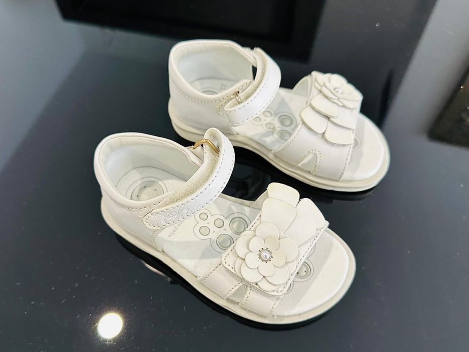 Sandálias brancas para menina Chicco