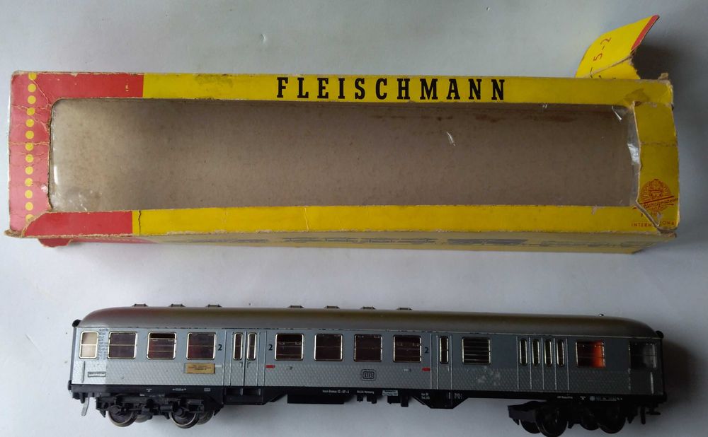 Antiga carriagem de passageiros da marca Fleischmann
