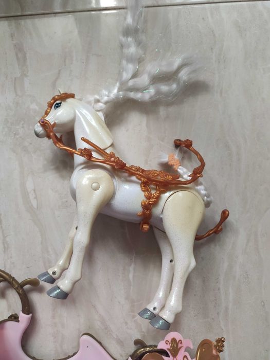 Karoca dla lalek Barbie z chodzącym koniem.