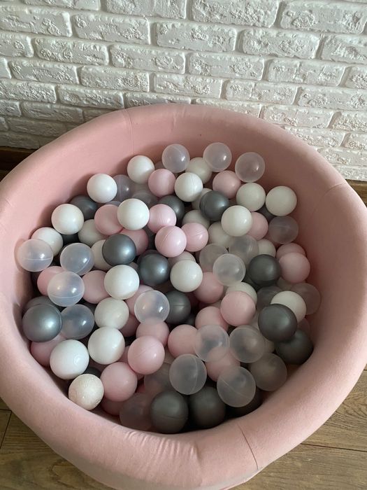 Басейн з кульками