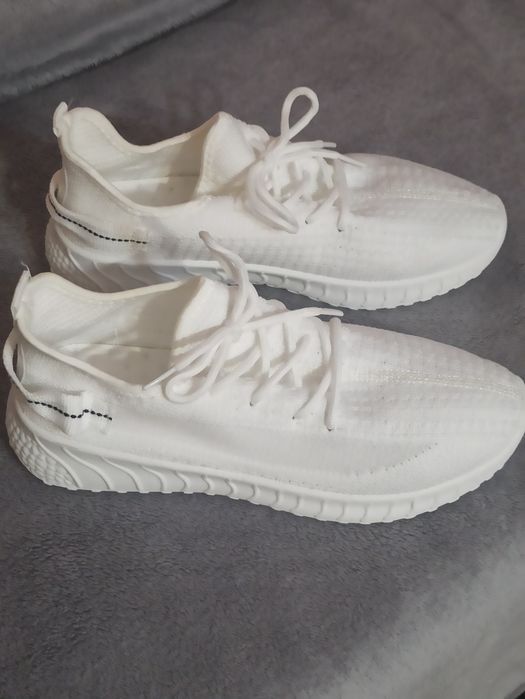 Кроссовки женские,новые