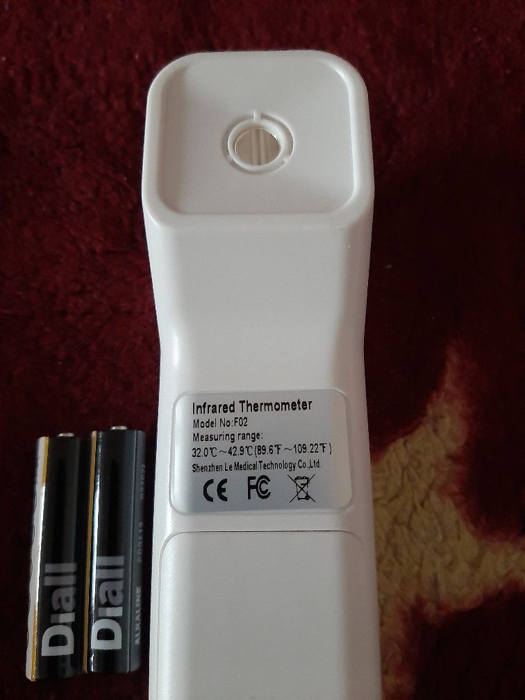 Termometr bezdotykowy elektroniczny LE MEDICAL, zasilany na 2 baterie