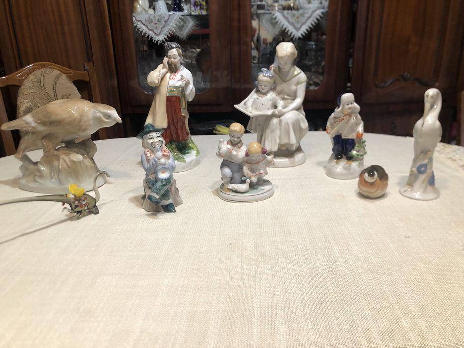 Статуетки під реставрацію.