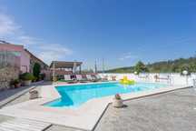Moradia T3 + 1 em muito bom estado com pátio,piscina, terraço, churras
