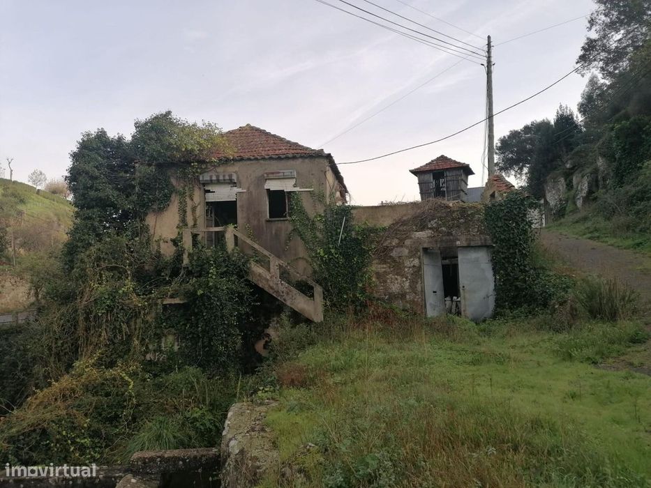 Imóveis compostos de 3 artigos urbanos com uma frente de rio.