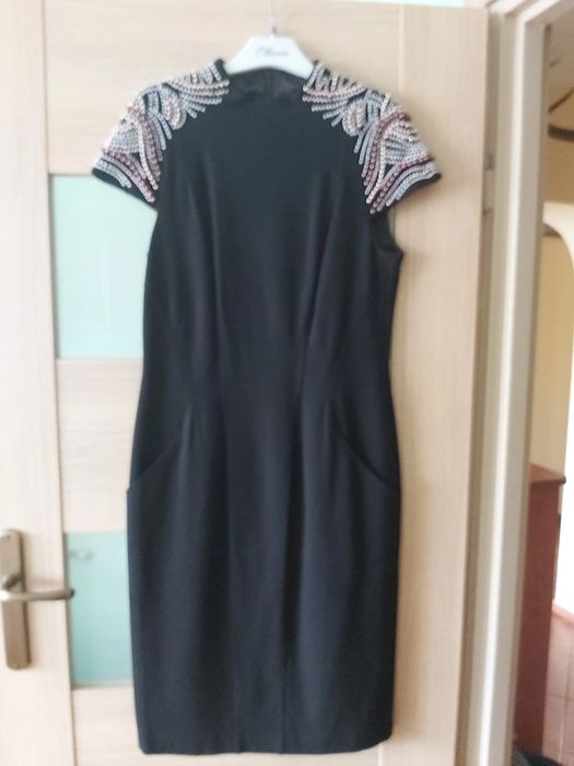 Czarna elegancka sukienka z koralikami