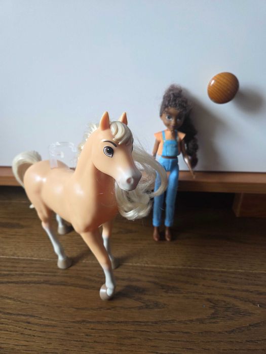 Laleczka wraz z konikiem