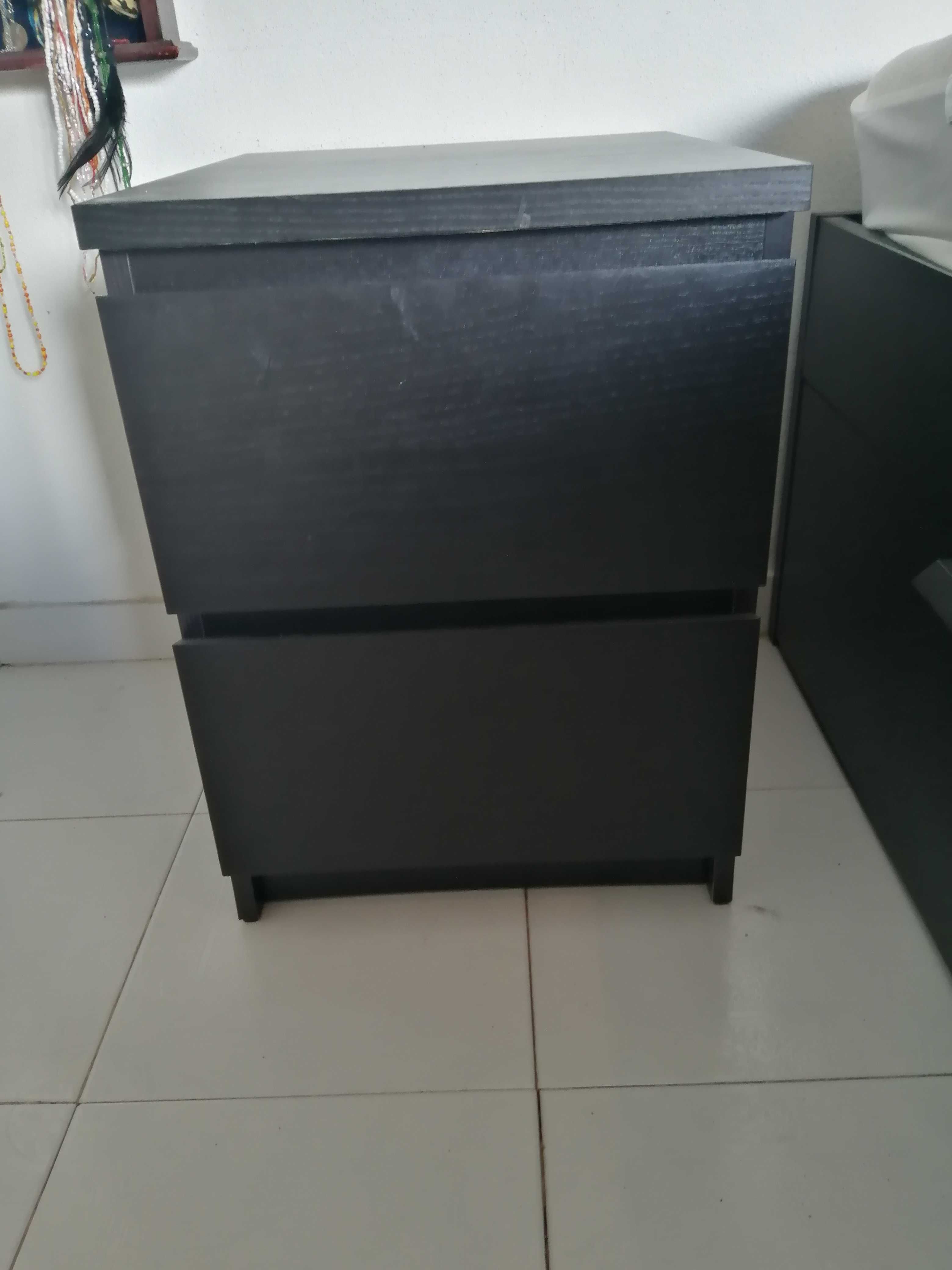 Cama de casal com colchão e mesas de cabeceira