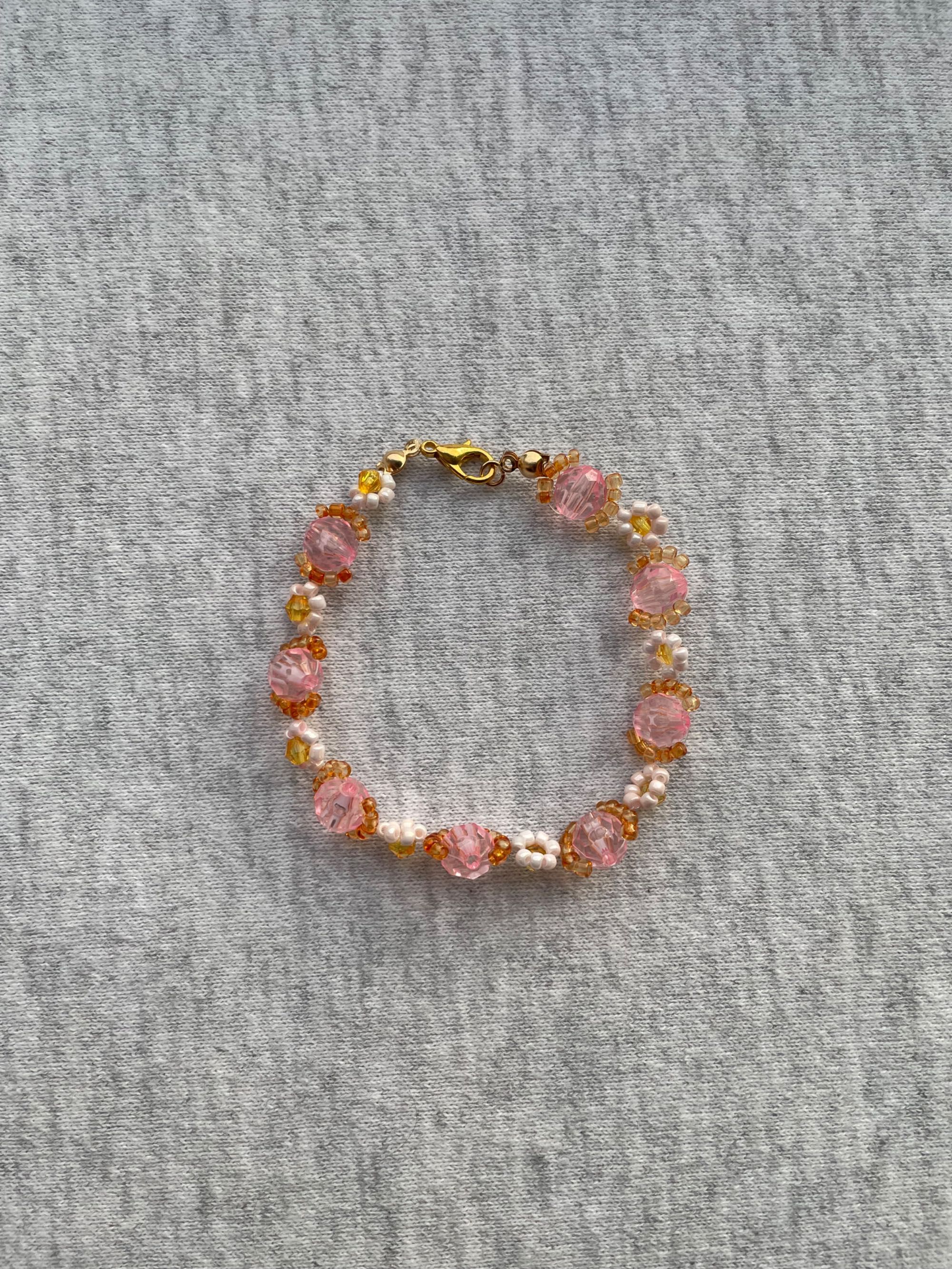 Różowa stylową bransoletka z  kolorowym łańcuszkiem stokrotek