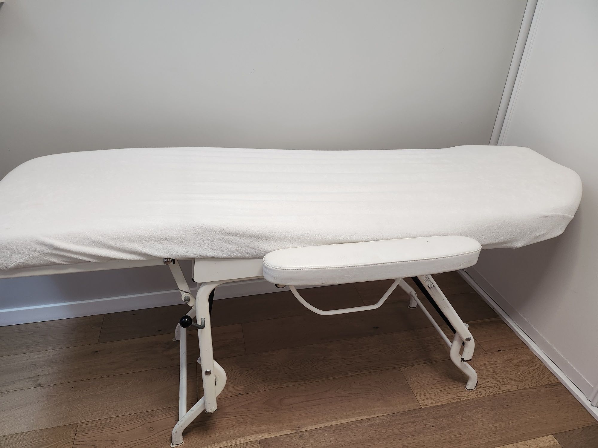 Fotel kosmetyczny łóżko podologiczne