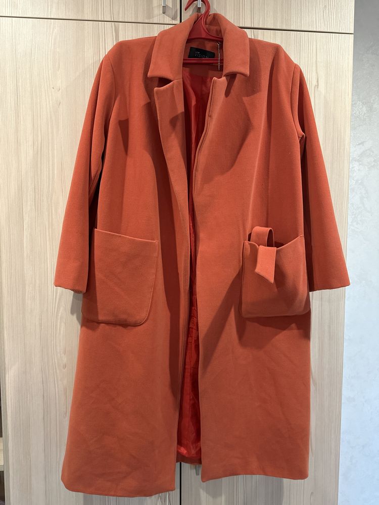 Пальто на розмір 48-50 яскравого морквяного кольору