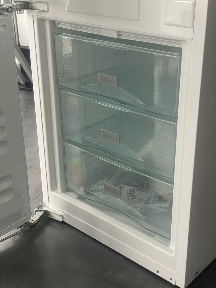 Вбудований Холодильник Miele KFN 37682 No Frost/BioFresh/Сенсорний!